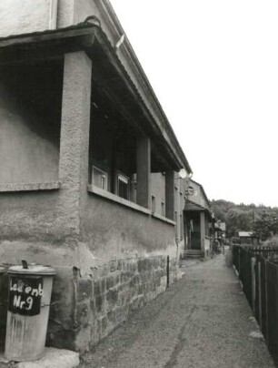 Berggießhübel (Bad Gottleuba-Berggießhübel), Am Ladenberg 9/17. Wohnhäuser (Wohnsiedlung, um 1928). Laubenvorbau (Nr. 9)