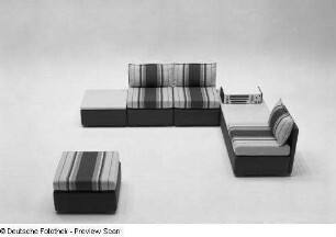 Sitzgruppe (variabel) : Variable Sitzgruppe (1972; Möbelkombinat Halle). Ansicht mit Beistelltischen