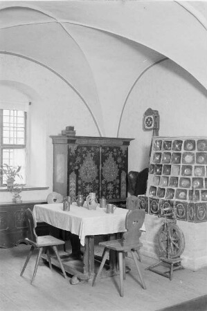 Dresden, Köpckestraße 1: Museum für Sächsische Volkskunst mit Puppentheatersammlung (1927-1949 Oskar-Seyffert-Museum), Ausstellung Erdgeschoßhalle nach Rücktransport der ab 1942 in Schloss Weesenstein eingelagerten Bestände. Nische mit Teil einer Bauernstube