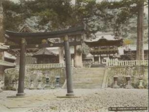 Das Youmeimon-Tor zu Nikkô/ vorne ein Torii: 陽明門