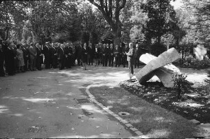 Einweihung des Gedenksteins auf dem Grab von Oberbürgermeister Günther Klotz auf dem Karlsruher Hauptfriedhof
