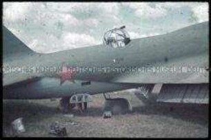 Flugzeug mit Schäden an Flügel und Heck