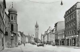 Straubing, Theresienplatz : Straubing. Theresienplatz mi Dreifaltigkeitssäule. Blick nach Osten zum Stadtturm