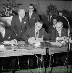 Unterzeichnung des Vertrags zur Gründung und zum Betrieb des Instituts für Transurane (ITU) zwischen der Bundesrepublik Deutschland (BRD)/Gesellschaft für Kernforschung (GfK) und der Europäischen Atomgemeinschaft (EURATOM) im Bürgersaal des Karlsruher Rathauses