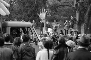 Freiburg: Umzug vor dem Colombipark mit Bildhauer Holzhand