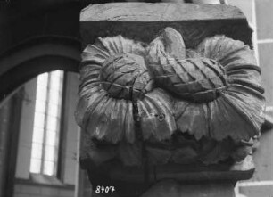Konsole von der ehemaligen Empore der Stadtpfarrkirche Sankt Maria mit Früchten