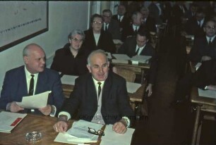 Kreistagssitzung: Kreisberufsschule [Bad Oldesloe]: Grabauer Straße / Ecke Lorentzenstraße: Aula: Kreistagsmitglieder an Schulbänken