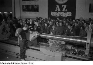 Besucher bei der Vorführung einer tschechoslowakischen Werkzeugmaschine, Technische Messe 1953