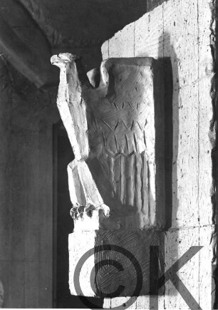 Adler, stehend mit ausgebreiteten Schwingen: Tonmodell: Seitenansicht;