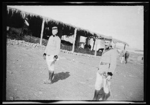 Nador (Marokko): 2 Offiziere des spanischen 8. Kavallerie-Regiments "Lusitania" in hellgestreiften Uniformhosen, dunklen Uniformjacken und niedrigen, runden Feldmützen vor den Stallungen der 3. und 4. Eskadron (links: Ferdinand Maria, Prinz von Bayern und Infant von Spanien)