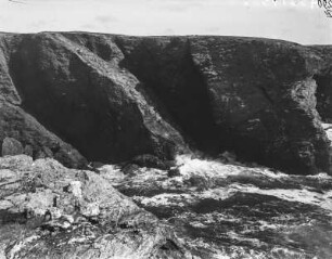 Klippen : Die Gischt bricht sich an den Hängen des Kliffs der Belle-Île.