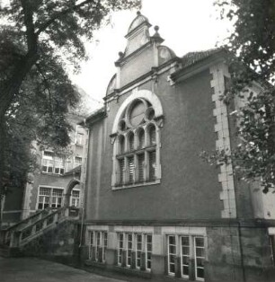 Dresden-Trachau, Böttgerstraße 11. 56. Mittelschule ("Alte Schule", 1897/1899). Turnhalle. Ostgiebel. Straßenansicht