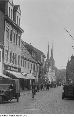 Blick in eine Straße von Grimma mit der Frauenkirche im Hintergrund