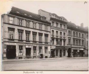 Wohnhäuser Stralauer Straße 46-48 und Strauß-Apotheke, Berlin-Mitte: Ansicht (aus: Julius Kohte, Alt-Berlin, Bauwerke in Berlin und Charlottenburg, aufgenommen 1907-1914)