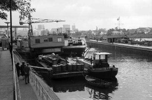 Rheinhafen: Rheinkai mit Schiffen