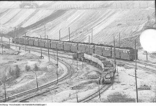 Braunkohletagebau - verwüstete Landschaft, 1957/59 & Lauchhammer. Braunkohletagebau. Arbeit des Großbaggers, 1957/59