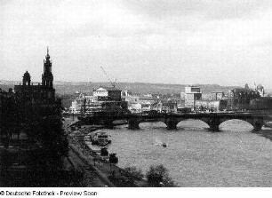 Altstadtsilhouette und Baustelle des Opernhauses