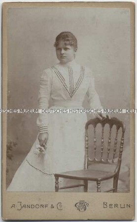 Junges Mädchen im weißen Kleid, Carte de visite