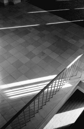 Freiburg: Handelsschule; Fliesen an der Treppe; Treppenhaus; Blick von oben hinunter