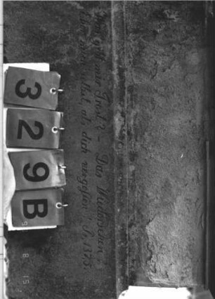 Grabstein 329 (Index: 100106800) Material: Sandstein Zustand: teilweise stark verwittert, im Bogen teilweise Verlust des deutschen Textes, Mittelaufsatz fehlt Maße HxBxT: 186x89x19 cm Beschreibung: ädikulaartige Stele mit Rundbogenabschluß, Mittelaufsatz fehlt, Schriftfeld rechteckig eingetieft, 3/4-Säulen, getreppter Sockel Symbolik: floral: Grabstein 329B