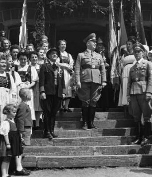 Franz Hofer, Gauleiter von Tirol-Vorarlberg, auf einem Bauerntreffen (vielleicht im Raum Bregenz). Ansicht mit Frauen und Mädchen in Trachten