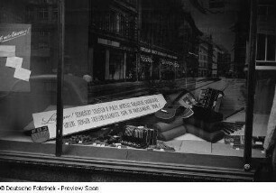 Sichtwerbung für das IV. Parlament der FDJ in einem Schaufenster eines Musikinstrumenteladens