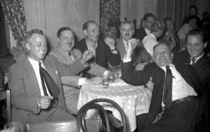 Freiburg: Gruppen beim Festessen