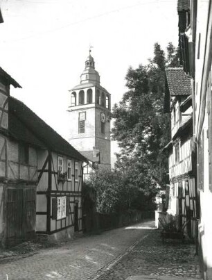 Bad Sooden-Allendorf, Stadt : Bad Sooden-Allendorf. Straßenbild. Blick zum Turm der Pfarrkirche