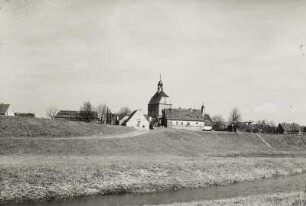 Mühlberg/Elbe, Stadtansicht mit Marienkirche über die Alte elbe und den Elbdeich von Südwesten