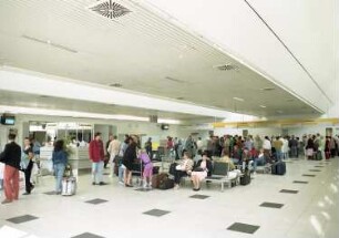 Dresden-Klotzsche, Flughafenstraße. Flughafen Dresden. Terminal 2. Wartebereich am Check in-Schalter. Warteschlange vor dem Einchecken