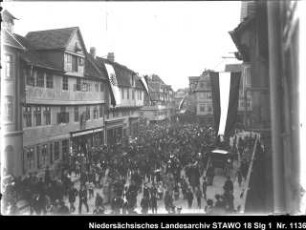 Durchmarsch von Soldaten durch die Lange Herzogstr. [ca. 1904] Enthält: Menschenmenge in der mit Fahnen geschmückten Langen Herzogstr.