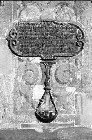 Basel: Inschrifttafel [Hochwasserstandsmarke 1529] am Eingang des Rathauses