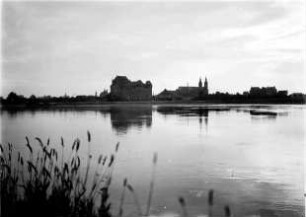 Blick über den Rhein auf den Handelshafen, das Lagerhaus und die Liebfrauenkirche