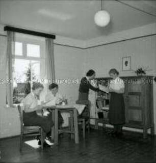 Bibliothek in einem Lager des Reichsarbeitsdienstes in Mecklenburg