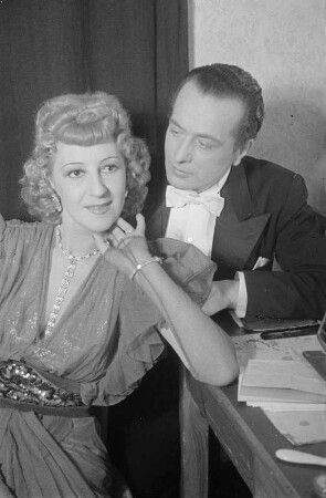 Metropol-Theater Berlin: "Die Kinokönigin" von J. Gilbert : Porträt Jola Siegl und Otto Falvay