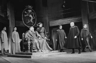 Reportage aus der Inszenierung "König Lear" von W. Sakespeare, Regie W. Langhoff, mit W. A. Kleinau als Lear u.a., Deutsches Theater Berlin, 1957