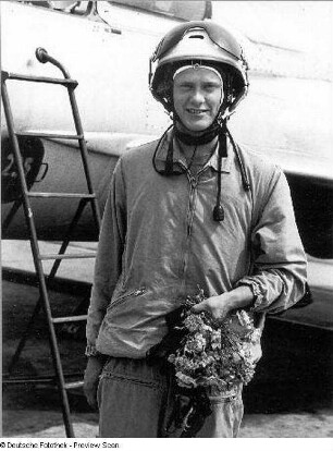 Rothenburg (Oberlausitz). Nationale Volksarmee - Luftstreitkräfte. Militärflugplatz für Jagdflieger-Ausbildung. Pilot (mit Blumenstrauß) neben der Kabine eines Jagdflugzeuges stehend