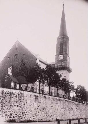 Altenberg, Kirche, Naturstein-Stützmauer
