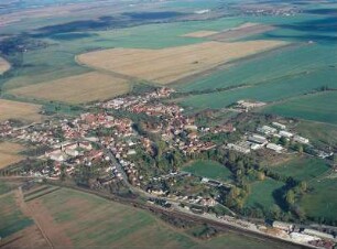 Wipfratal-Marlishausen. Ortsteilansicht mit Sportplatz. Luftbild-Schrägaufnahme von Südwest