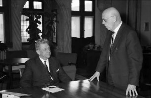 Freiburg: Regierungspräsidium; Bundesverdienstkreuz 1. Klasse für Prof. Dr. Walter Wundt; Übergabe durch Anton Dichtel