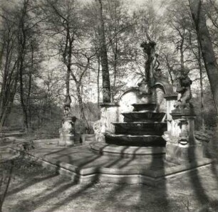Altdöbern. Schloß Altdöbern. Schloßpark. Neptunbrunnen. Sandstein, um 1750/1755. Knöffler, Gottfried (1715-1779)