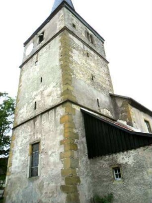 Evangelische Kirche - Kirchturm (gotische Gründung als Chorturm mit Turmchor) von Nordosten mit Schießscharten (Schlitz- und Steigbügelscharten) im Mittelgeschoß