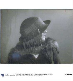 Frau mit Hut von Conrad - Sonja Modellhut
