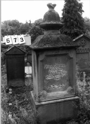 Grabstein 573 (Index: 100095062) Maße HxBxT: 157x49x35 cm Besonderheit: kulturhistorisch wertvoll / hist.-wiss. Gründe (Gemeindestellung): Grabstein 573
