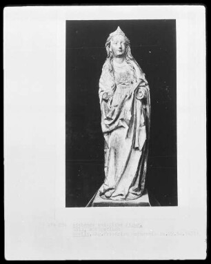 Weibliche Figur (vielleicht eine Heilige oder eine Madonna?)