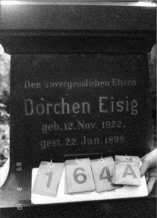 Grabstein 164 (Index: 100093731) Maße HxBxT: 255x65x65 cm Besonderheit: Doppelgrab für Eheleute: Grabstein 164A