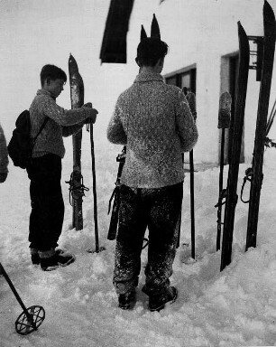 Skifahrer vor einer Hütte am Belchen im südlichen Schwarzwald
