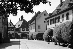 Riegel: Hauptstraße mit Heuwagen, Blick zum Rathaus