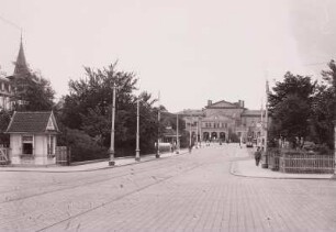 Gotha, Bahnhof Gotha : Gotha. Bahnhofstraße mit Endstation der Thüringer Waldbahn. Blick gegen den Hauptbahnhof
