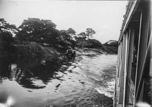 Kongo-Dampfer : Blick aus dem Kongo-Dampfer auf das Ufer des Kongo
